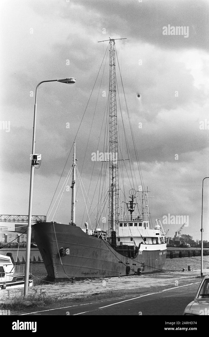 Trasmettitore radio Paradise nel Porto di Amsterdam Data: 14 Ottobre 1981 Località: Amsterdam, Noord-Holland Parole Chiave: Porti, trasmettitori Nome dell'istituto: Radio Paradise Foto Stock