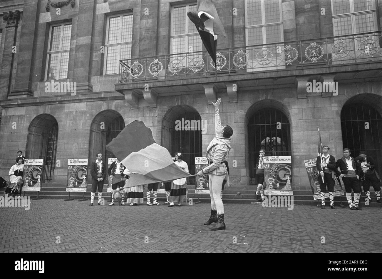 Vedi L'Italia Ad Amsterdam. Bannelswaaiers nel mezzo della Kalverstraat Data: 18 Giugno 1968 Località: Amsterdam, Noord-Holland Foto Stock