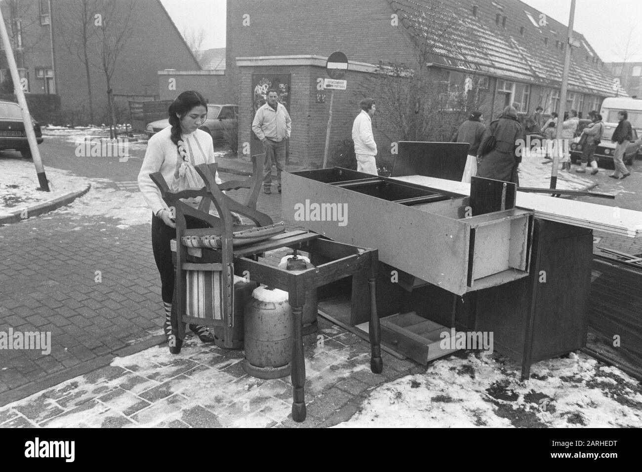Famiglia zingara Milano Duric da casa a Nieuwegein mettere zingara ragazza mettere fuori casa oggetti data: 21 gennaio 1987 luogo: Nuovo gein Parole Chiave: Famiglia, evictions, nome della persona zingara : Duric, Milano Foto Stock