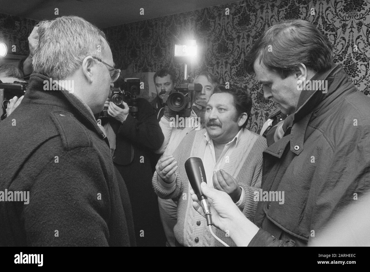 Famiglia Gipsy Milano Duric From home a Nieuwegein put Milan Duric (m) i.g.m. bailiff Bes (r) e Zandbergen (l) Data: 21 gennaio 1987 luogo: Nieuwegein Parole Chiave: Baili, sfratti, zingari Nome personale: Duric, Milano Foto Stock