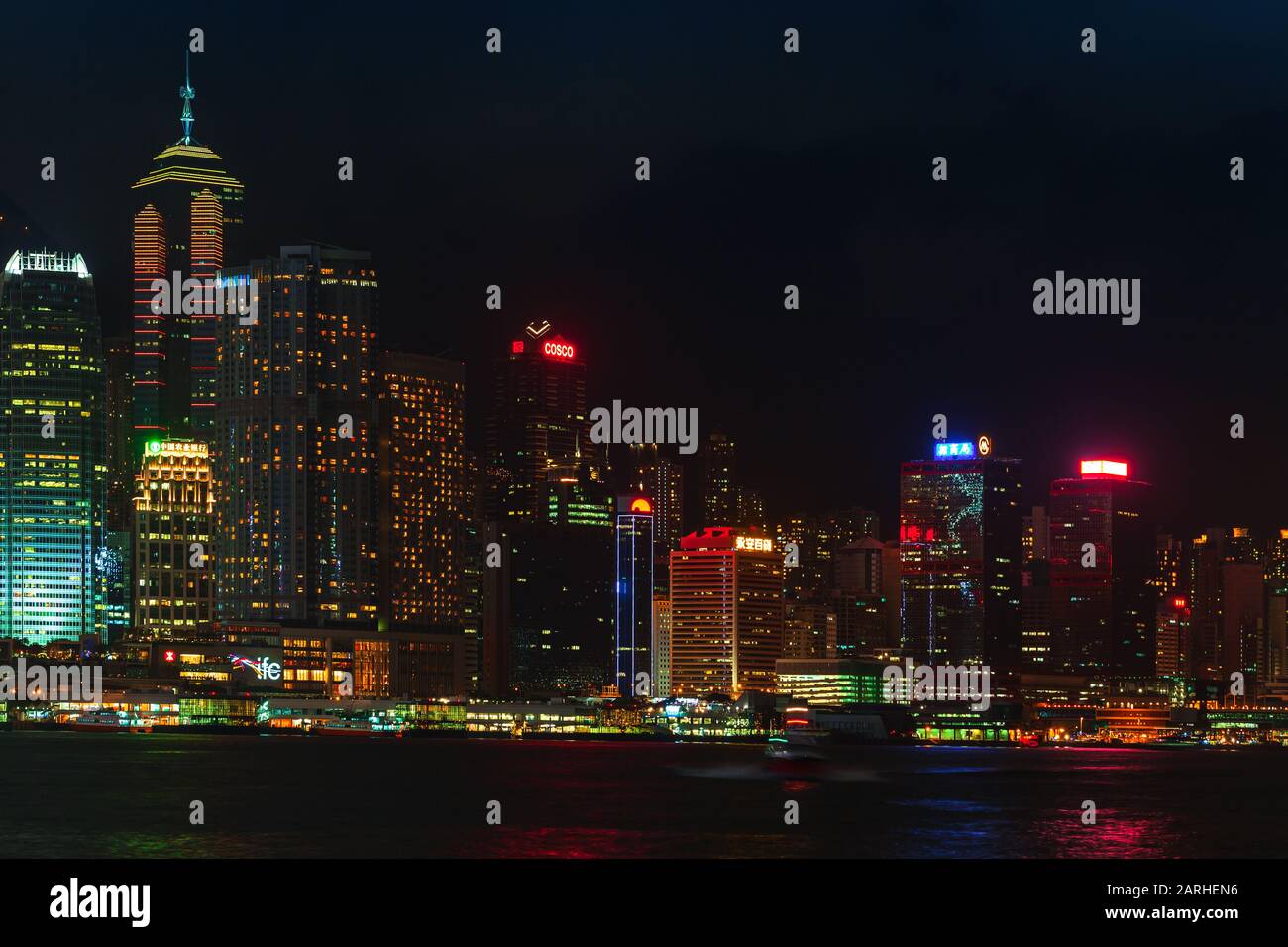 Hong Kong - 20 luglio 2017: Quartiere centrale di Hong Kong di notte, grattacieli illuminati sulla costa, paesaggio urbano asiatico scuro Foto Stock