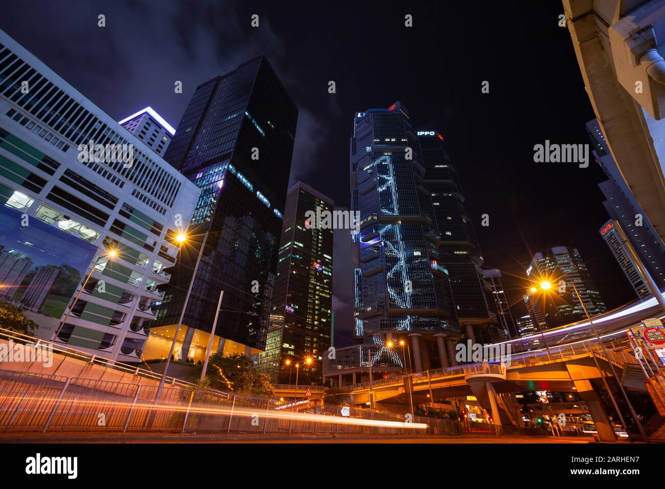 Hong Kong - 19 luglio 2017: Città centrale di Hong Kong città paesaggio urbano notturno con luci auto sfocate sulla strada Foto Stock