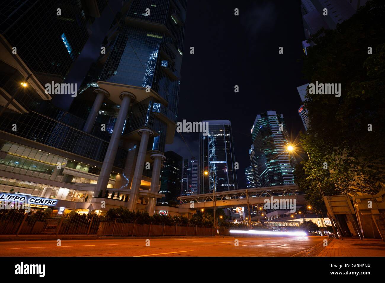 Hong Kong - 19 luglio 2017: Città di Hong Kong di notte, paesaggio urbano illuminato con luci auto sfocate sulla strada Foto Stock