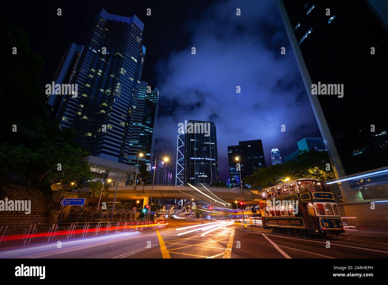 Hong Kong - 19 luglio 2017: Vista della strada di Hong Kong di notte, paesaggio urbano illuminato con tram e luci auto sfocate sulla strada Foto Stock