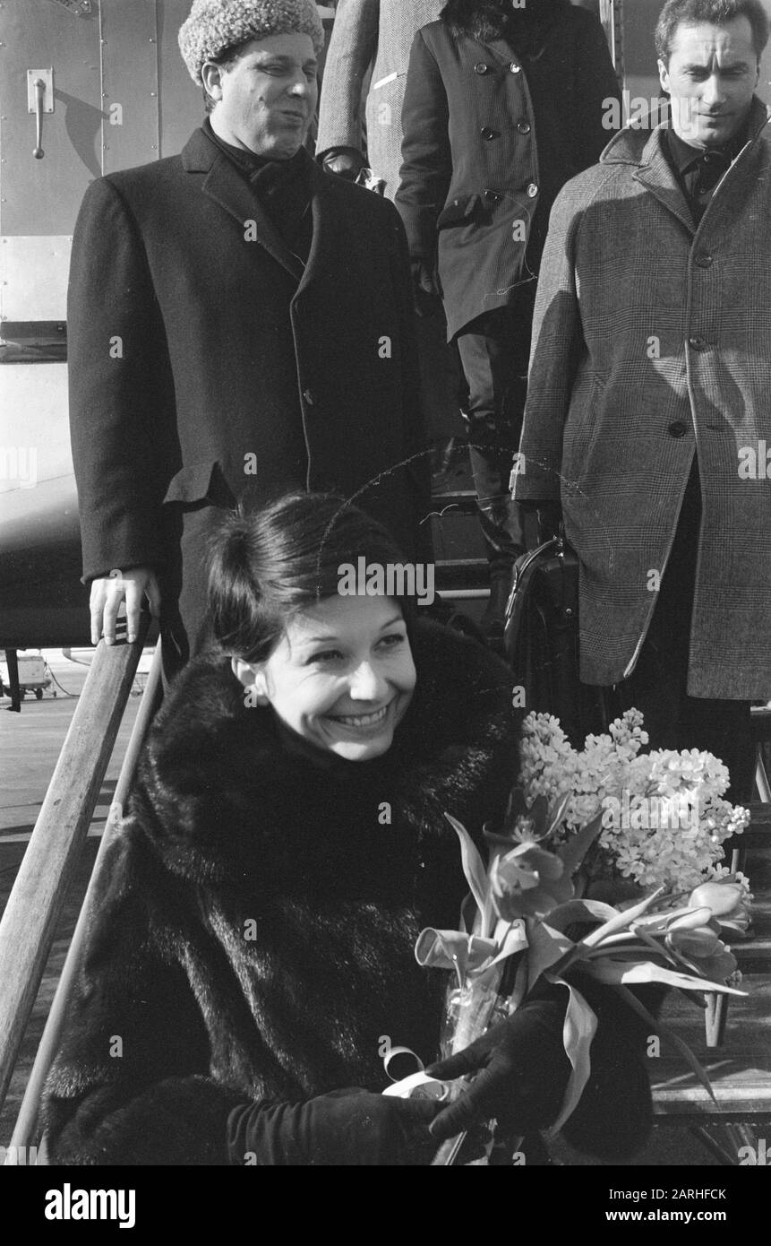 Zizi Jeanmaire è arrivato nei Paesi Bassi. Zizi Jeanmiare A Schiphol Data: 25 Febbraio 1963 Parole Chiave: Arrivi Nome Personale: Zizi, Jeanmaire Foto Stock