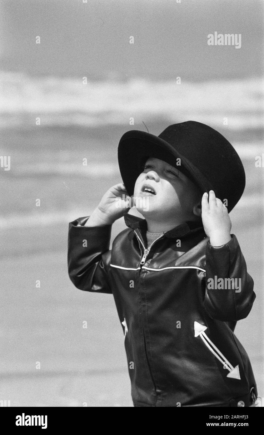 Estate 1960, Daantje armato di cappello da budello Data: 18 giugno 1960 Parole Chiave: Cappelli da budello, bambini Nome personale: Daantje Foto Stock
