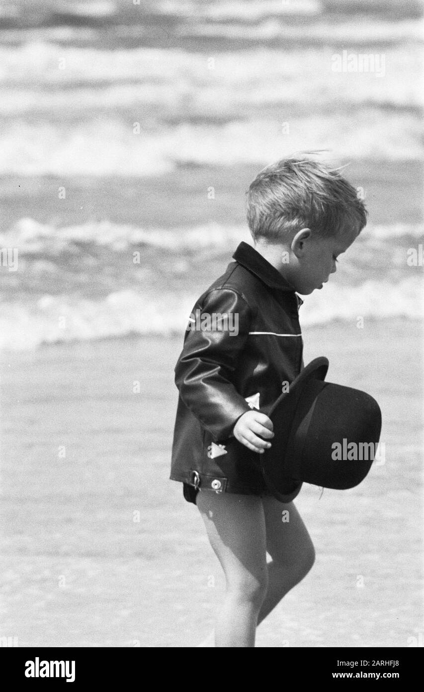 Estate 1960, Daantje armato di cappello da budello Data: 18 giugno 1960 Parole Chiave: Cappelli da budello, bambini Nome personale: Daantje Foto Stock