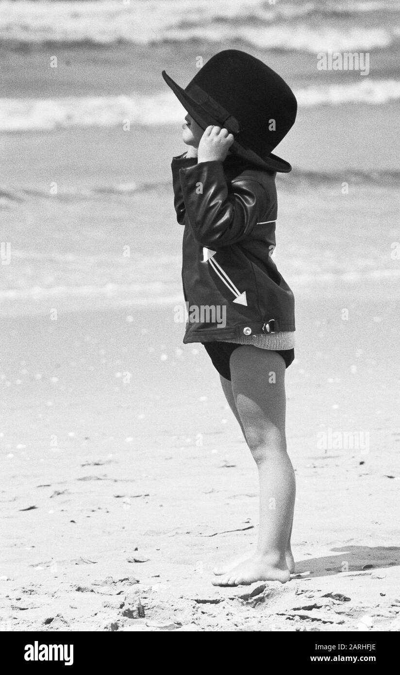 Estate 1960, Daantje armato di cappello da budello Data: 18 giugno 1960 Parole Chiave: Cappelli da budello, bambini Nome personale: Daantje Foto Stock