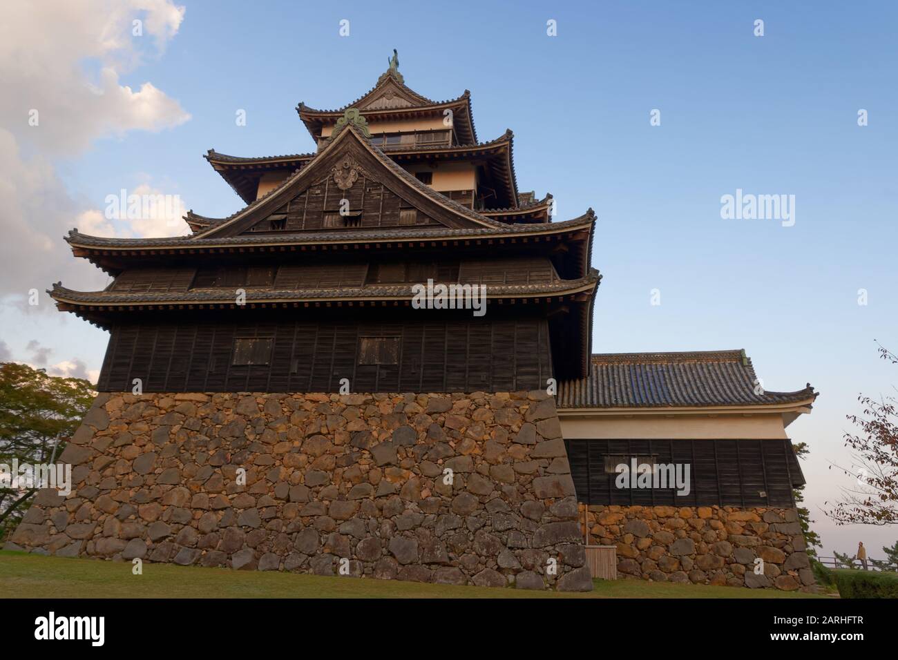 Castello di Matsue, chiamato anche castello nero, al tramonto. Il Castello di Matsue è uno dei pochi castelli originali del Giappone. Foto Stock