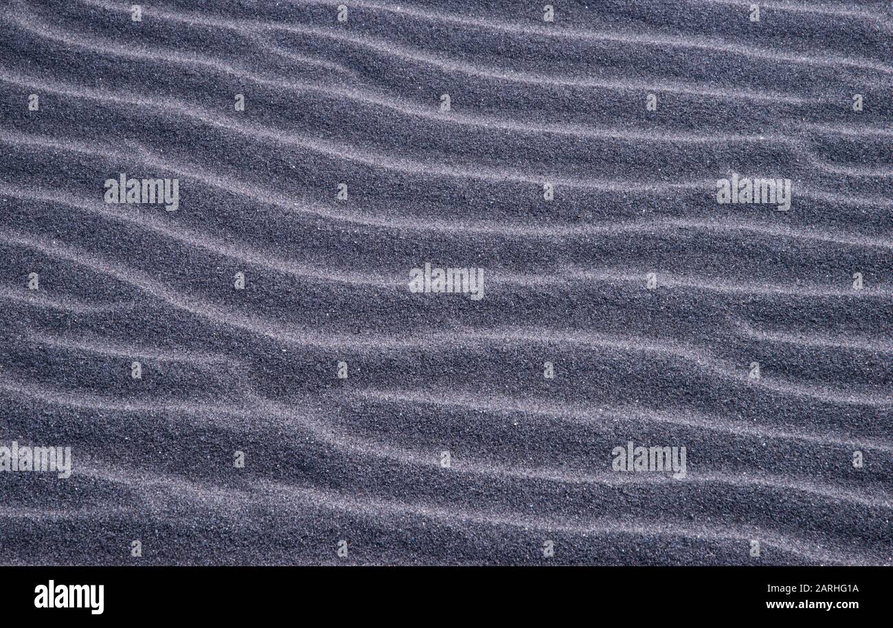 Dettaglio della spiaggia di sabbia nera a Oakura Beach nella regione Taranaki della Nuova Zelanda Foto Stock