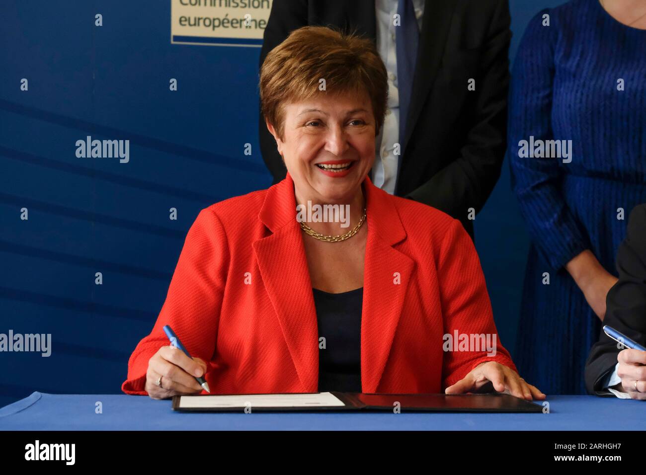 Bruxelles, Belgio. 28th Gen 2020. Kristalina Georgieva, amministratore delegato del FMI e presidente della Commissione dell'UE Ursula von der Leyen durante la firma di un accordo di partenariato quadro finanziario tra l'UE e il FMI. Credito: Alexandros MICHAILIDIS/Alamy Live News Foto Stock