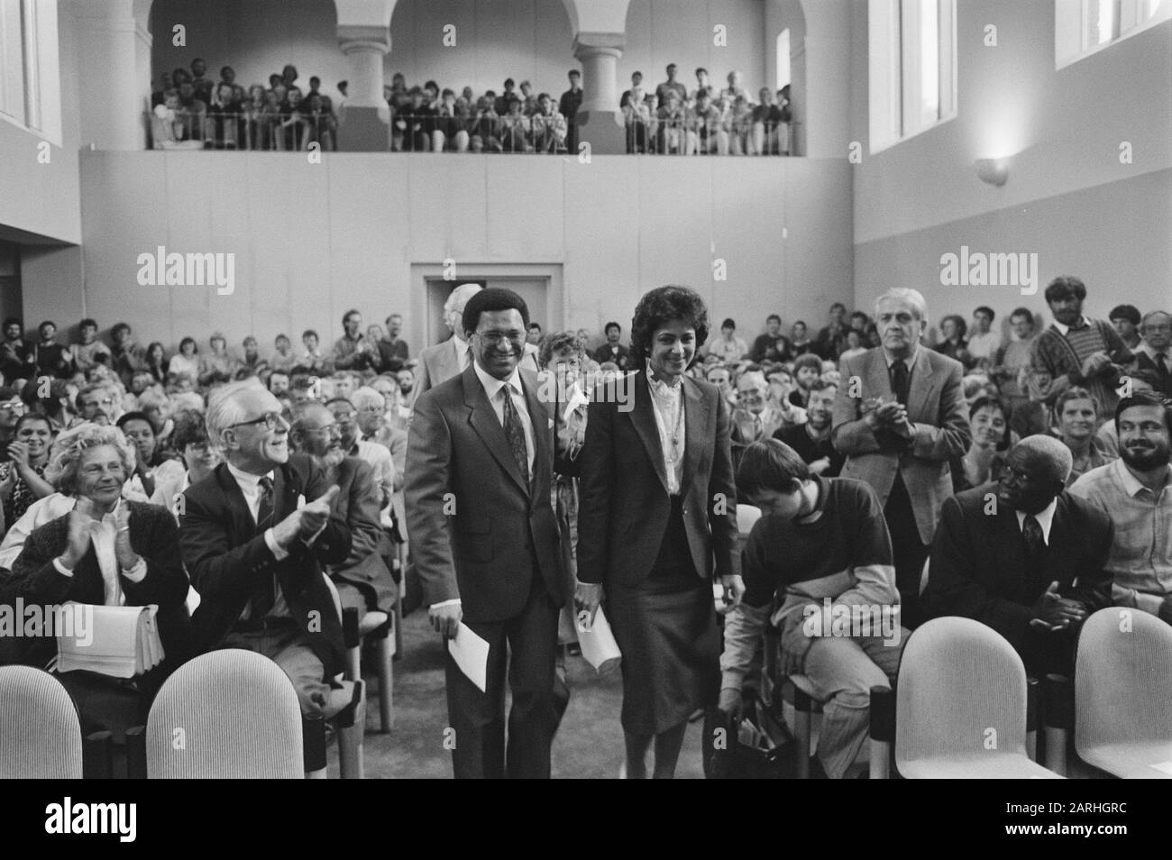 Il reverendo sudafricano Allan Boesak ha visitato il teologal College a Kampen, vicino; Reverend Allan Boesak e sua moglie in camera Data: 4 giugno 1986 luogo: Campi Parole Chiave: Dominees Nome personale: Reverend Allan Boesak Foto Stock