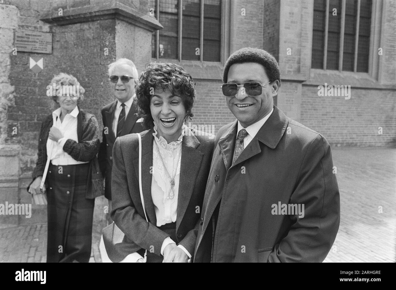 Il reverendo sudafricano Allan Boesak ha visitato il Collegio teologico a Kampen, vicino; Reverend Allan Boesak e sua moglie al di fuori Data: 4 giugno 1986 luogo: Campi Parole Chiave: Domina Nome personale: Reverend Allan Boesak Foto Stock