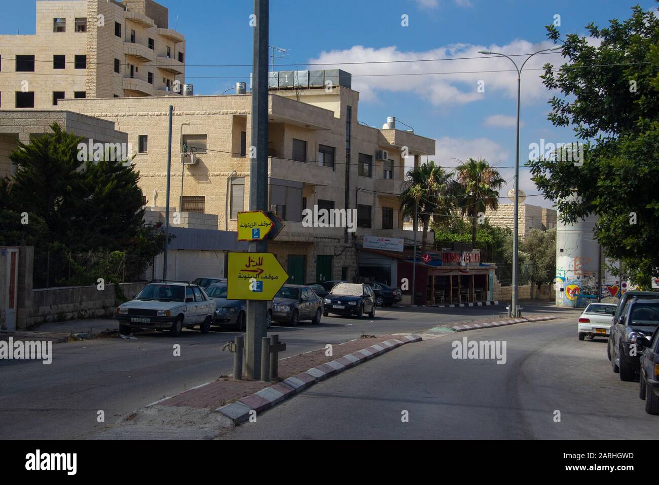 Cartelli gialli per il parcheggio su una strada di Betlemme Foto Stock