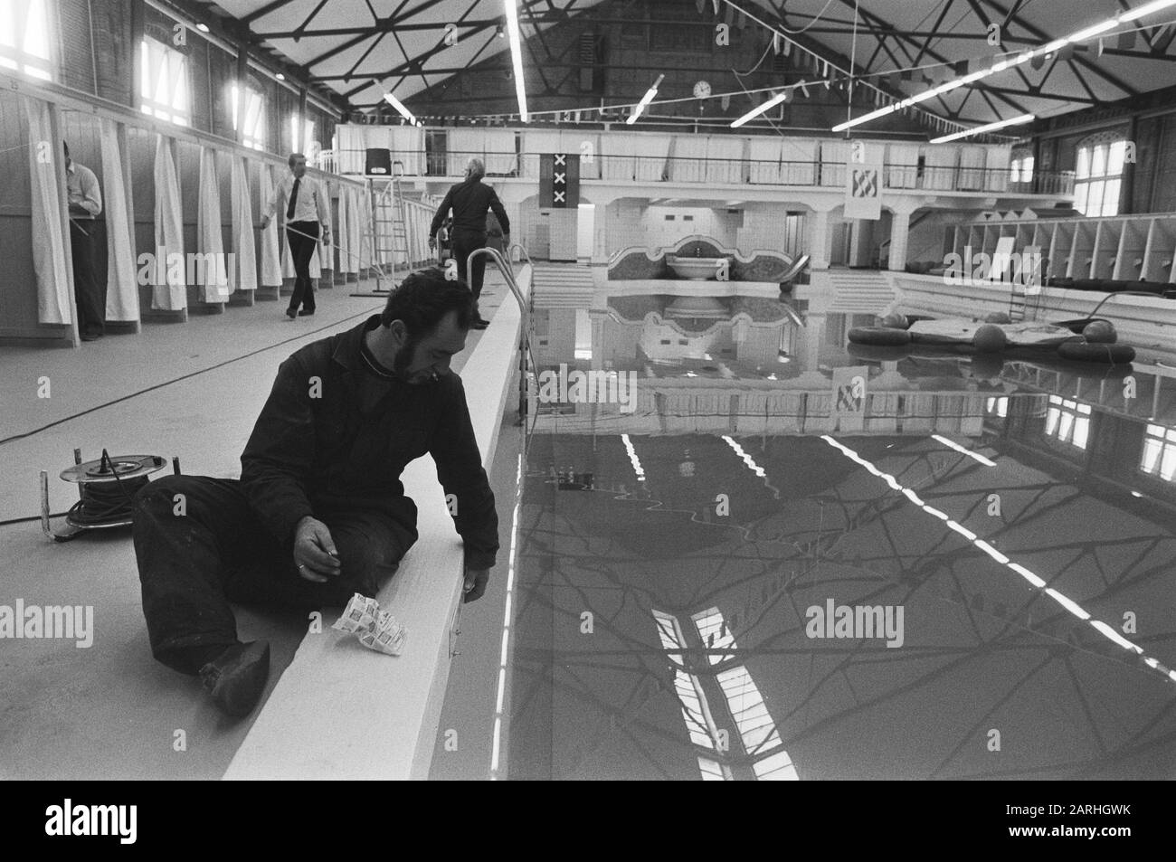 Zuiderbad ad Amsterdam dopo due anni di chiusura aprirà domani. Immagini dello Zuiderbad Data: 14 gennaio 1982 Ubicazione: Amsterdam, Noord-Holland Parole Chiave: Piscine Foto Stock