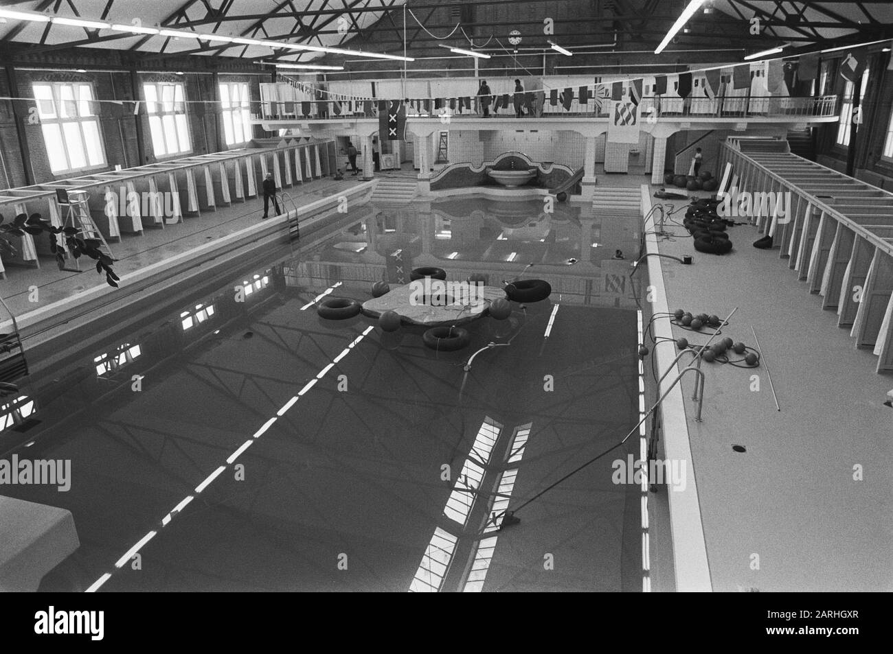 Zuiderbad ad Amsterdam dopo due anni di chiusura aprirà domani. Immagini dello Zuiderbad Data: 14 gennaio 1982 Ubicazione: Amsterdam, Noord-Holland Parole Chiave: Piscine Foto Stock