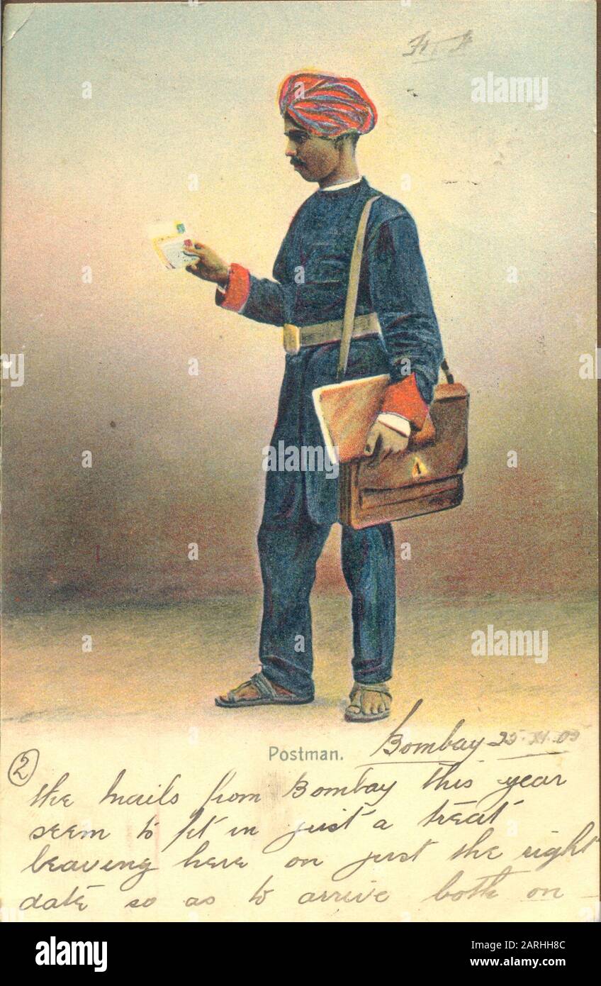 Cartolina usata Postalmente inviata da Bombay che mostra la vista laterale del postino nativo guardando la lettera 1909 Foto Stock