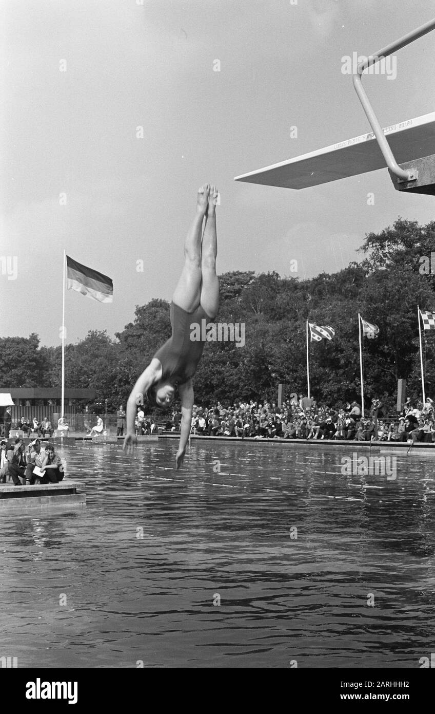 Swim-Interland Paesi Bassi Contro La Germania Ovest, A Rhenen.. Schoonjumping Ladies Data: 7 Luglio 1962 Località: Rhenen Parole Chiave: Schoonspringen Foto Stock