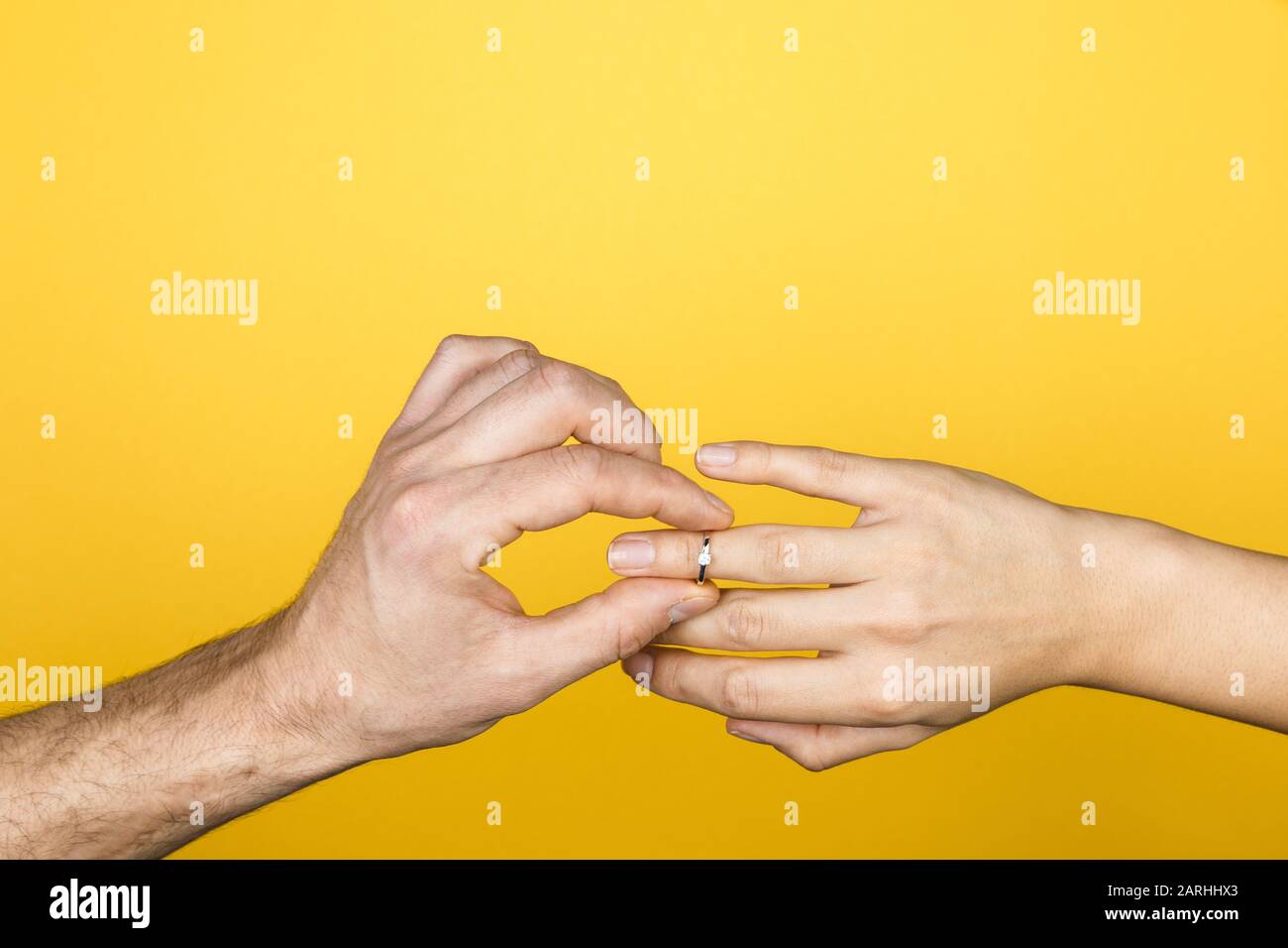 per sempre insieme. primo piano di mano dell'uomo mettendo un anello di fidanzamento su una mano della donna Foto Stock