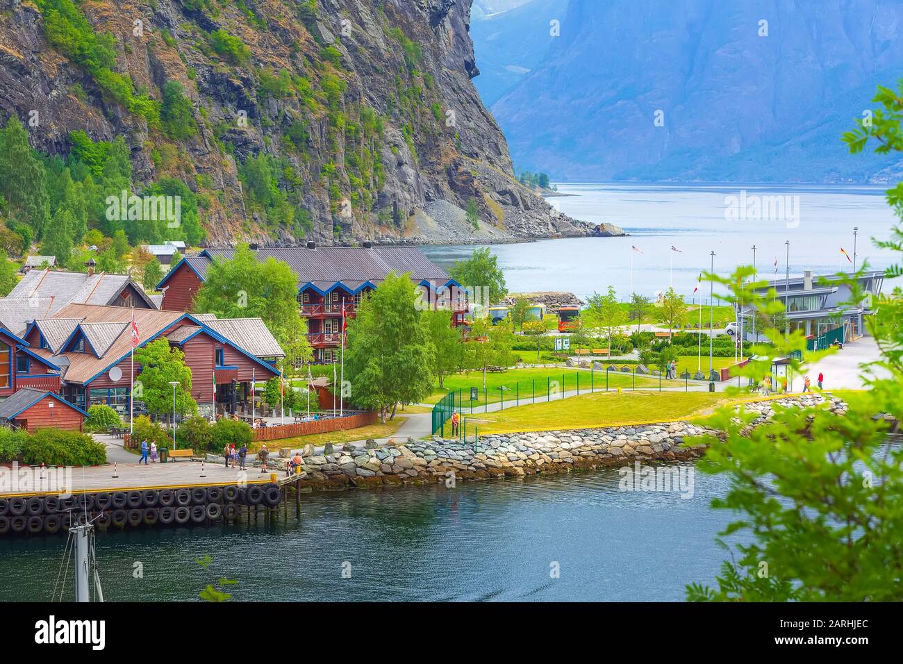 Flam, Norvegia - 31 luglio 2018: Porto norvegese al fiordo del Sognefjord e alla stazione degli autobus Foto Stock