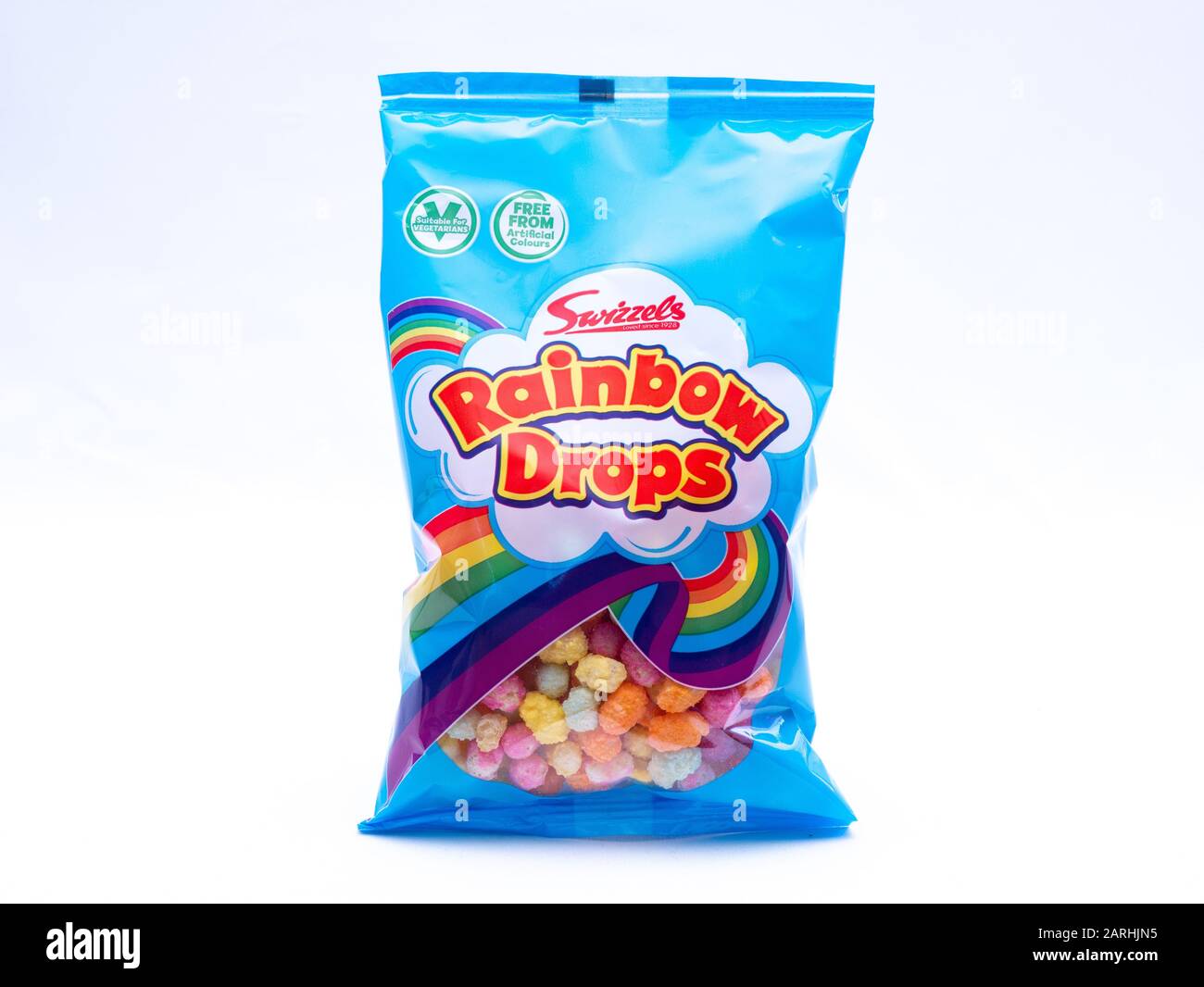 UK, Jan 2020: Swizzels Matlow arcobaleno gocce dolci su sfondo bianco studio Foto Stock