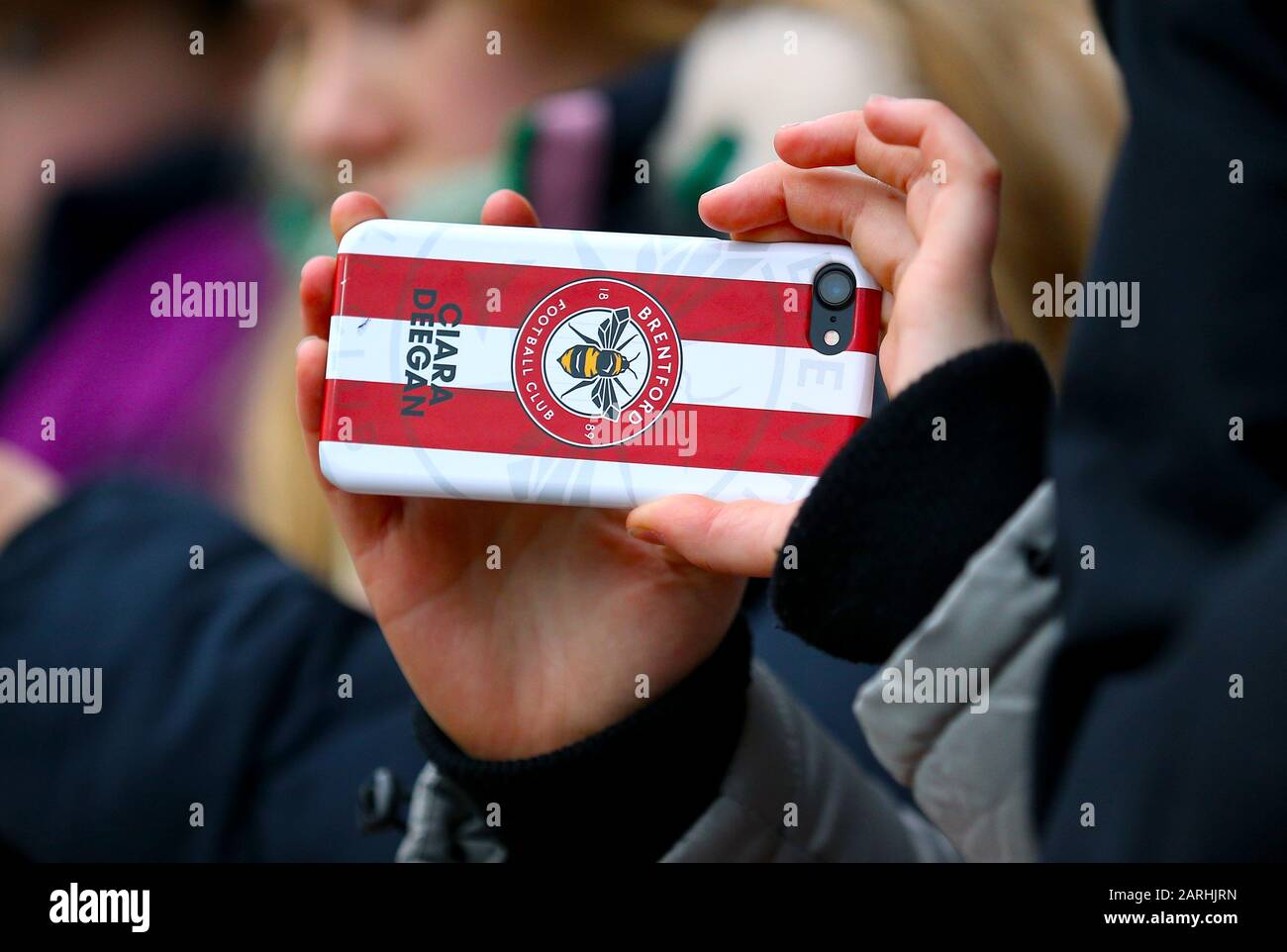 Un ventilatore può contenere una custodia per telefono Brentford Foto Stock