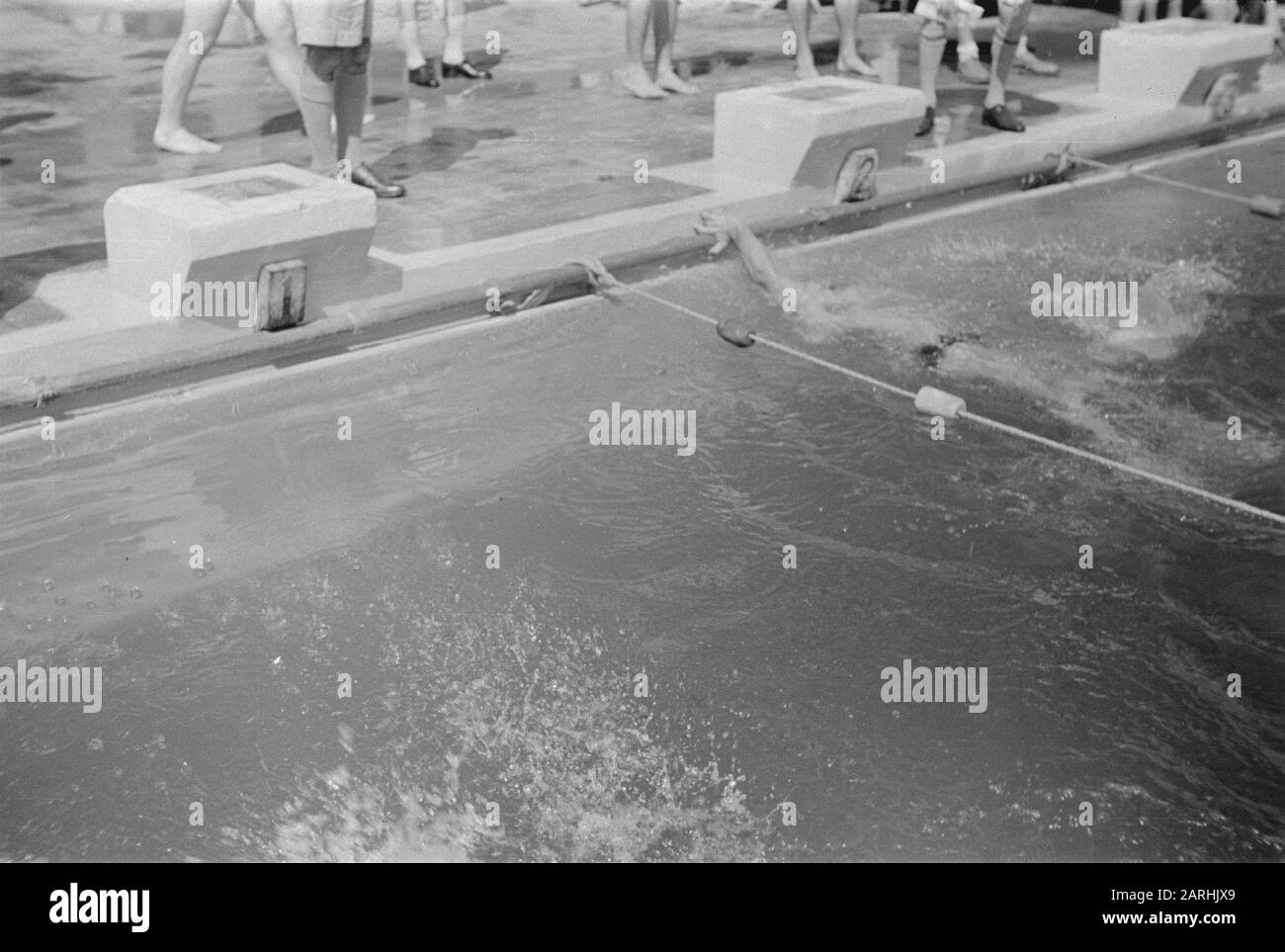 Competizioni sportive durante i giorni di Pasqua partite di nuoto Data: 6  aprile 1947 Località: Indonesia, Indie Orientali Olandesi Foto stock - Alamy