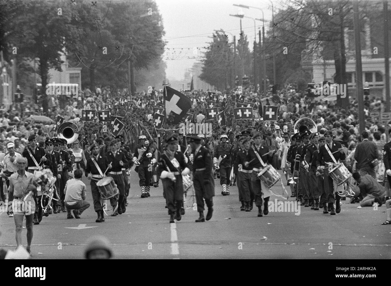 Finale dei Quattro giorni di Nijmegen 1969 soldati svizzeri con bandiera Data: 18 luglio 1969 posizione: Gelderland, Nijmegen Parole Chiave: Militare, bandiere, escursioni Foto Stock