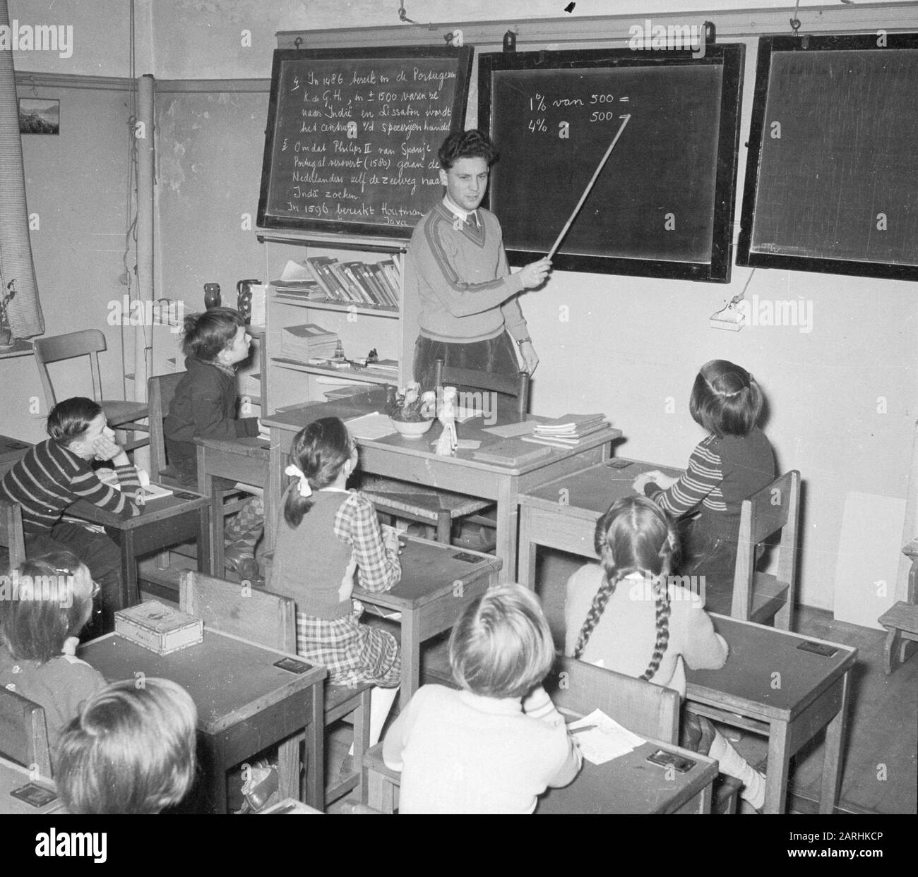 Nationaal Archief / Spaarnestad Photo Beschrijving: Schaakmeester Bouwmeester als schoolmeester Datum: 11 januari 1954 Vervaardiger: Anefo / Noske, J.D. Bestanddeelnummer: 906-2425 URL: http://beeldbank.nationaalarchief.nl/na:col1:dat47120 Voor meer informatie over Nationaal Archeef: http://www.nationaalarchief.nl Voor meer it deze en andere collecties, bezoek onze Beeldbank:, http://www.beeldbank.nationaalarchief.nl U kunt ons helpen onze kennis van de fotocollecties te verrijken door tags en commentaren tep te voegen. Herkent u mensen di locaties of heedft u een bijz Foto Stock