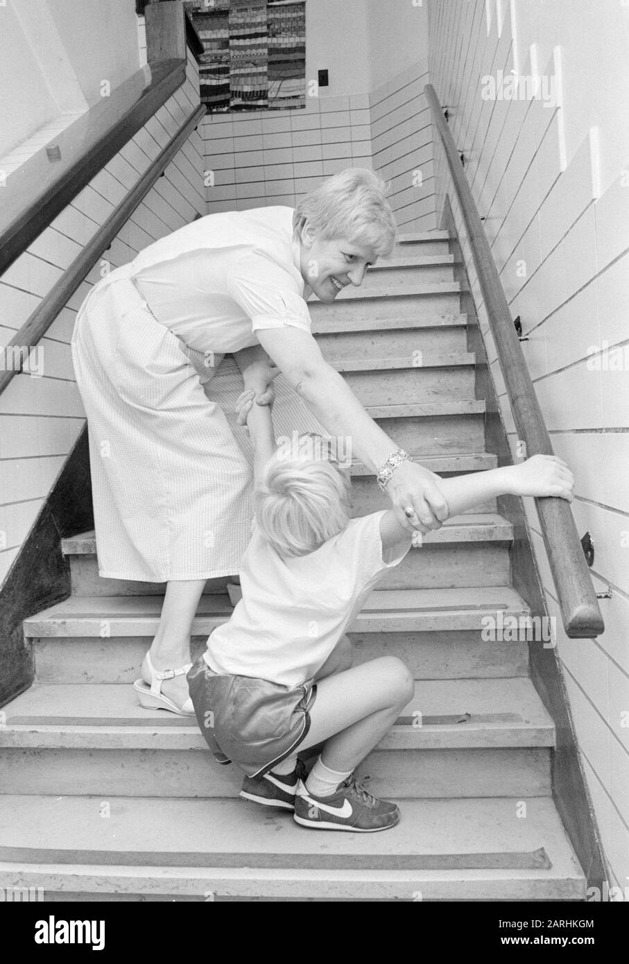 ' Nationaal Archief / Spaarnestad Photo Beschrijving: Eerste schoudag; weerbarstige leerling wordt de trap opgesleept (Amsterdam) Datum: 17 augustus 1987 Vervaardiger: Fotocollectie Anefo Bestanddeelnummer: 934-0516 URL: http://beeldbank.nationaalarchief.nl/na:col1:dat329474 Voor meer informatie het Nationaal Archief: http://www.nationaalarchief.nl Voor meer it deze en andere collecties, bezoek onze Beeldbank:, http://www.beeldbank.nationaalarchief.nl U kunt ons helpen onze kennis van de fotocollecties te verrijken door tags en commentaren tep te voegen. Herkent u mensen di Foto Stock