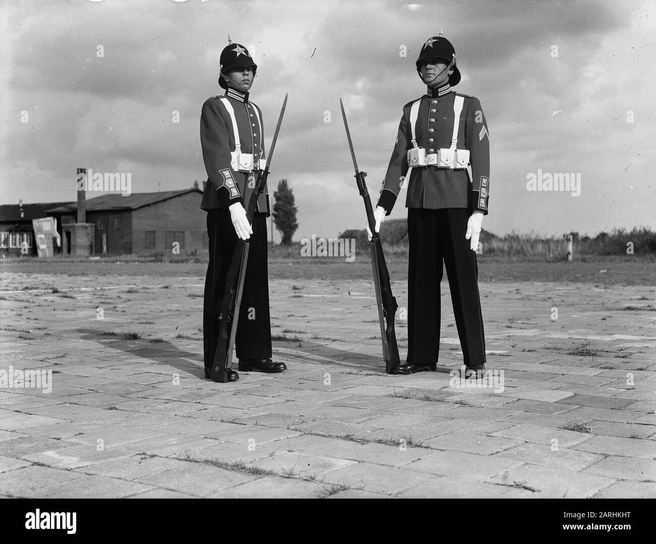Abdicazione Regina Wilhelmina/Inaugurazione Di Preparazione Della Regina Juliana. Le 425 nuove divise di gala per tre aziende onorarie dei granatieri Garderegiments (con la Cappella militare reale), Cacciatori e Fuseliers PruseSiren (foto) sono state progettate da illustratore-disegnatore F.J.H.Th.Smits. I fondi necessari (300 000) sono stati raccolti da privati. Un comitato d'acquisto con grande spinta ha assicurato che i nuovi vestiti fossero pronti in tempo. Il 1° settembre 1948 le uniformi furono ammirate al campo di Zeeburg ad Amsterdam. Data: 1 Settembre 1948 Luogo: Amsterdam, Parola Chiave Noord-Holland Foto Stock