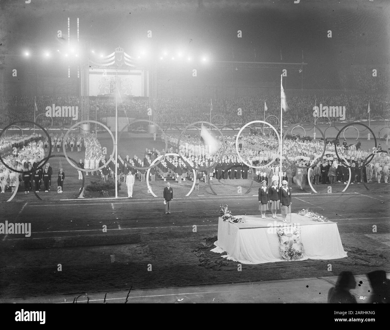 Abdication Regina Wilhelmina/Inaugurazione della Regina Juliana Juliana nuova regina. Evento sportivo allo Stadio Olimpico di Amsterdam, ispirato alle idee del direttore di massa Carel Briels. Omaggio del mondo Sportivo Olandese, in cui sono rappresentati tutti i rami dello sport, con 32 bandiere di altrettante associazioni sportive Data: 4 Settembre 1948 Località: Amsterdam, Noord-Holland Parole Chiave: Inaugurazioni, casa reale, sport Foto Stock