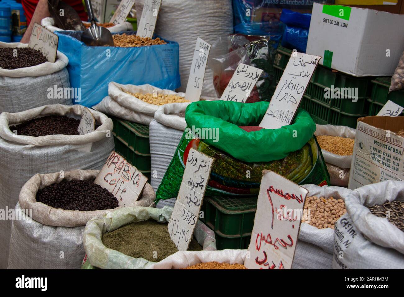 Caffè in grani e noci in vendita Foto Stock