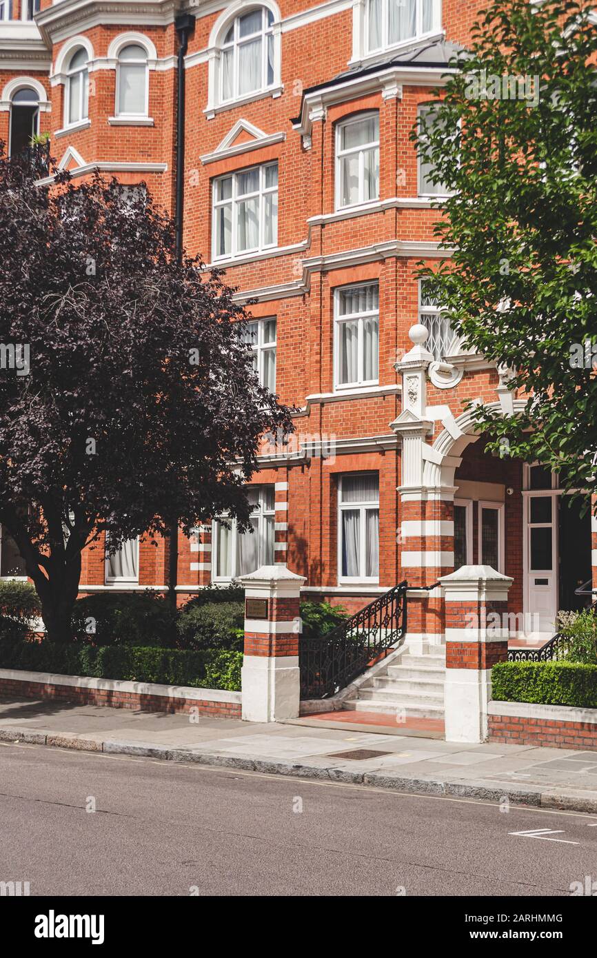Londra/UK - 17/07/2019: St Mary's Mansions si trova sulla St Mary's Terrace a Little Venice. Il quartiere di Londra intorno all'incrocio del Paddington Arm Foto Stock