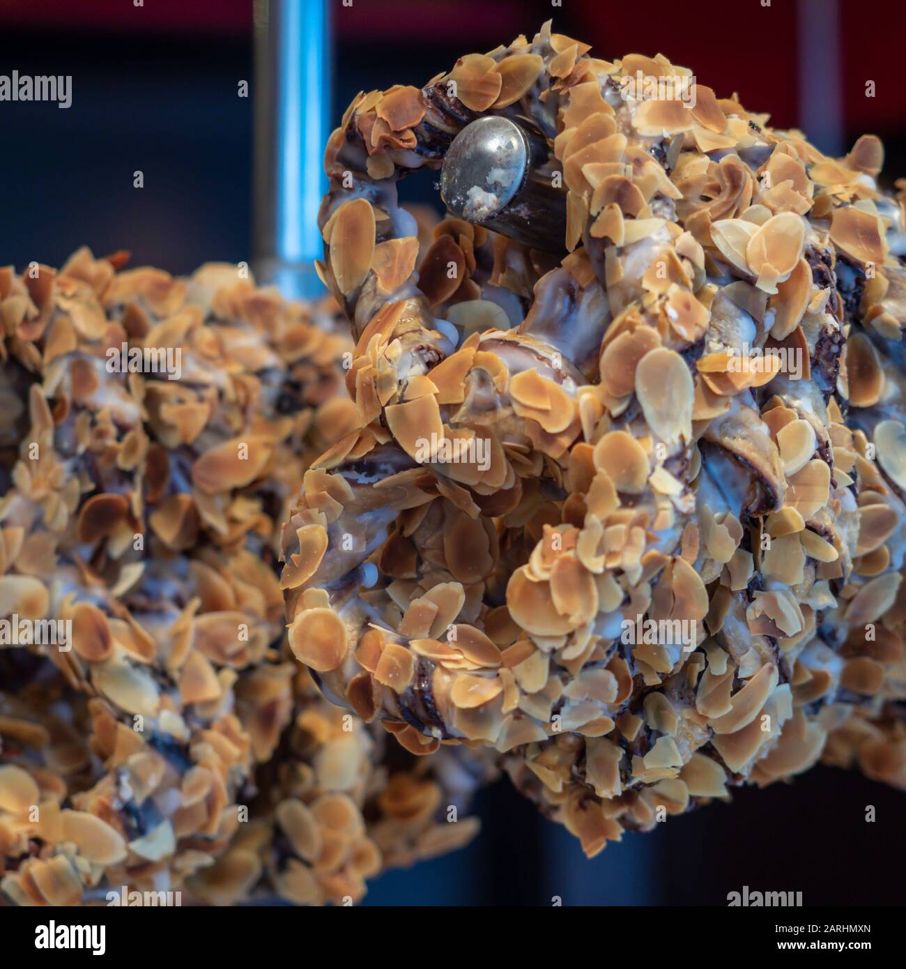Deliziosa pasticceria di Nougat Brezel in una stalla tedesca del mercato Foto Stock