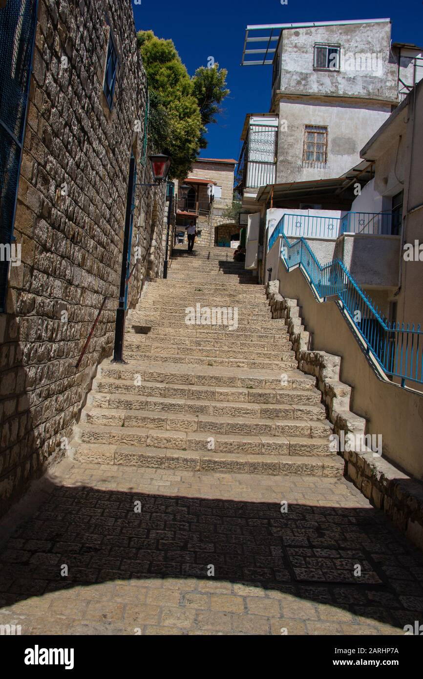 Vecchie scale di pietra che conducono alle case, Safed, Israele Foto Stock