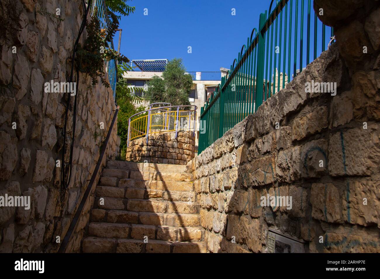 Vecchi passi di pietra che conducono ad una casa, Safed, Israele Foto Stock