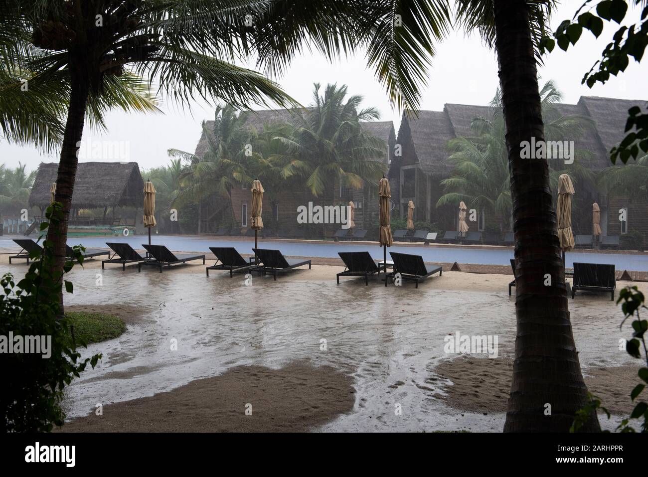 Rain Storm nei giardini dell'hotel vicino alla piscina, che mostra inondazioni, Pasikudha Bay, Kalkudah, Sri Lanka Foto Stock