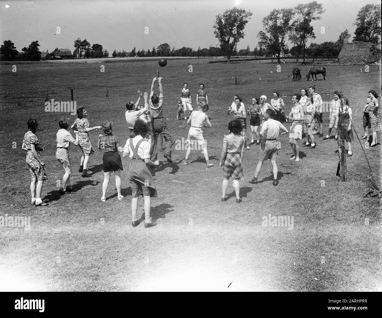 Reforming Youth thread at Appelscha Data: 21 luglio 1948 luogo: Appelscha Parole Chiave: Youth WIRE Foto Stock Reforming Youth thread at Appelscha Data: 21 luglio 1948 luogo: Appelscha Parole Chiave: Youth WIRE Foto Stock