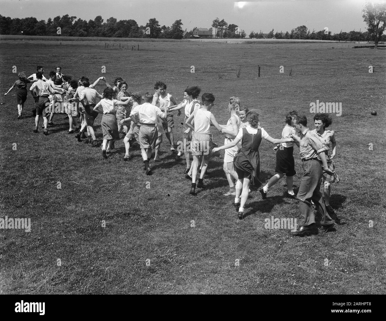 Reforming Youth thread at Appelscha Data: 21 luglio 1948 luogo: Appelscha Parole Chiave: Youth WIRE Foto Stock Reforming Youth thread at Appelscha Data: 21 luglio 1948 luogo: Appelscha Parole Chiave: Youth WIRE Foto Stock
