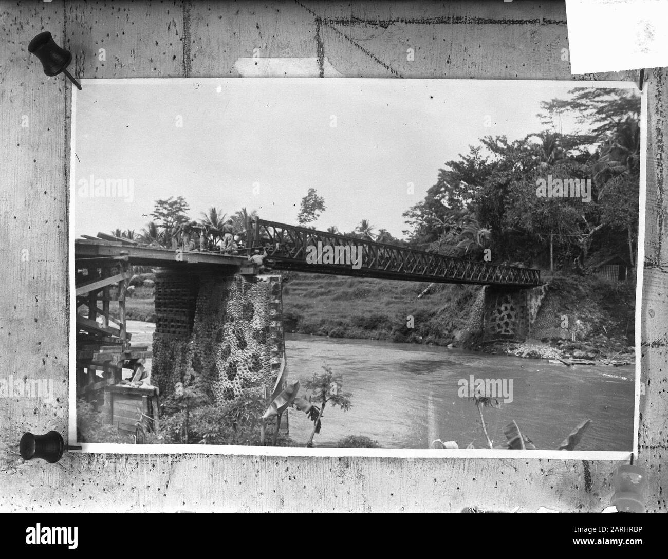 Con la 1st compagnie Veldgenie van het KNIL un ponte Bailey è stato posto vicino Bandjarnegara sopra il kali Serajoe Data: Marzo 1949 luogo: Indonesia, Indie orientali olandesi Parole Chiave: Predate, bailleybruggen Foto Stock