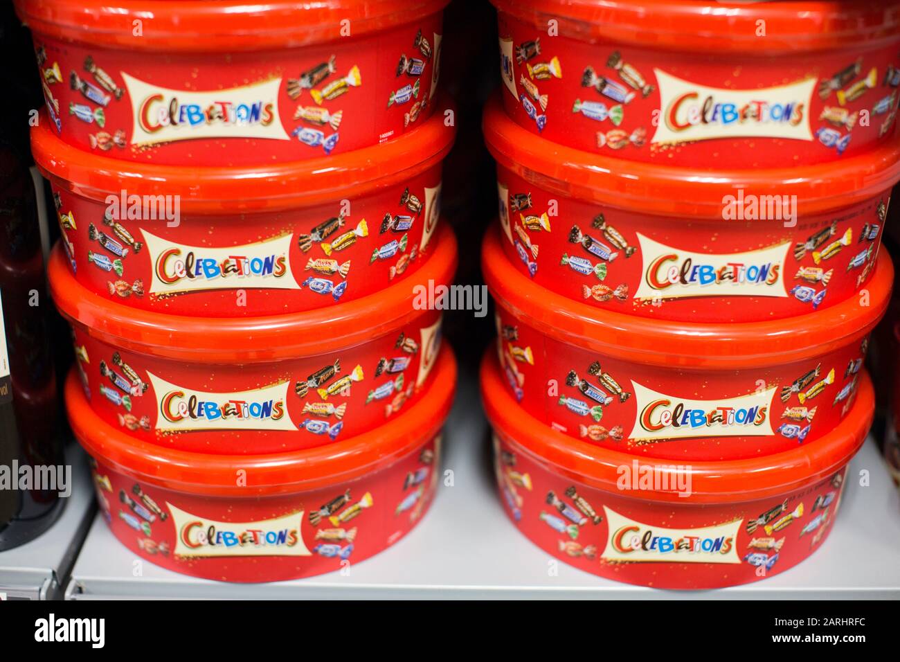 Vasche di cioccolatini di celebrazioni in un supermercato Foto Stock