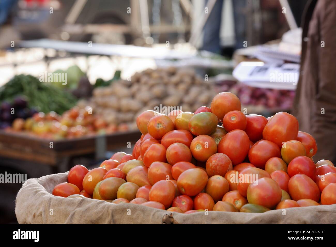 Vivace mercato locale a Karachi, Pakistan! Prodotti freschi, esposizioni colorate, strade affollate. Shopping tradizionale, cultura locale, sapori autentici. Foto Stock