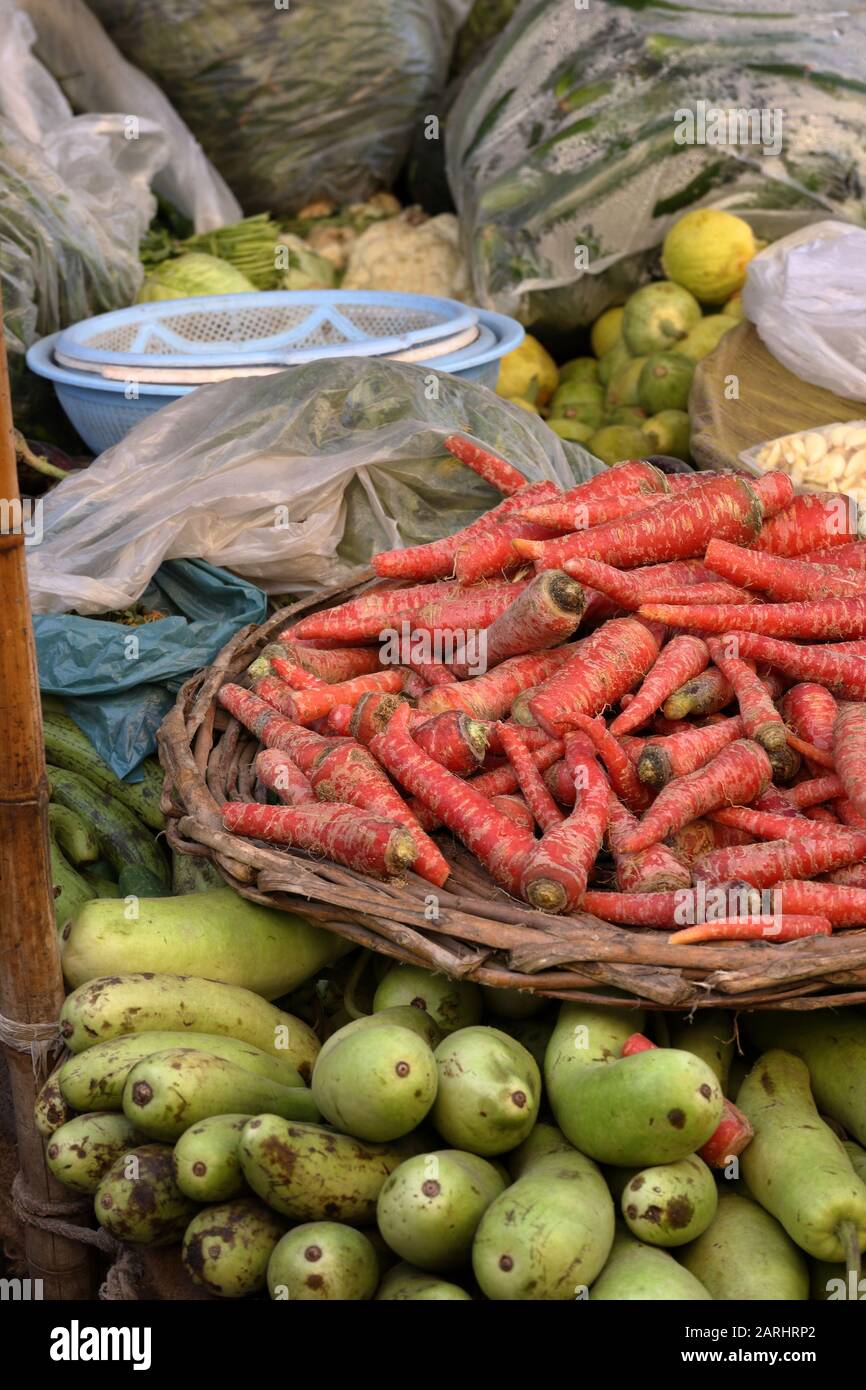 Vivace mercato locale a Karachi, Pakistan! Prodotti freschi, esposizioni colorate, strade affollate. Shopping tradizionale, cultura locale, sapori autentici. Foto Stock