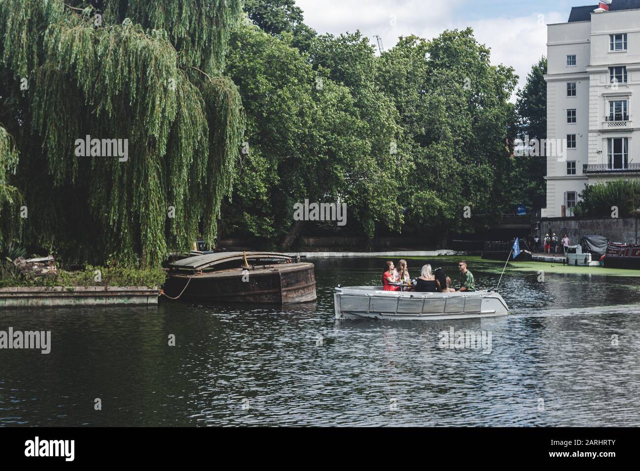 Londra/UK - 17/07/2019: Svincolo noto come Little Venice, del Regent's Canal e del Paddington Arm del Canal Grande Union verso Paddington Basi Foto Stock