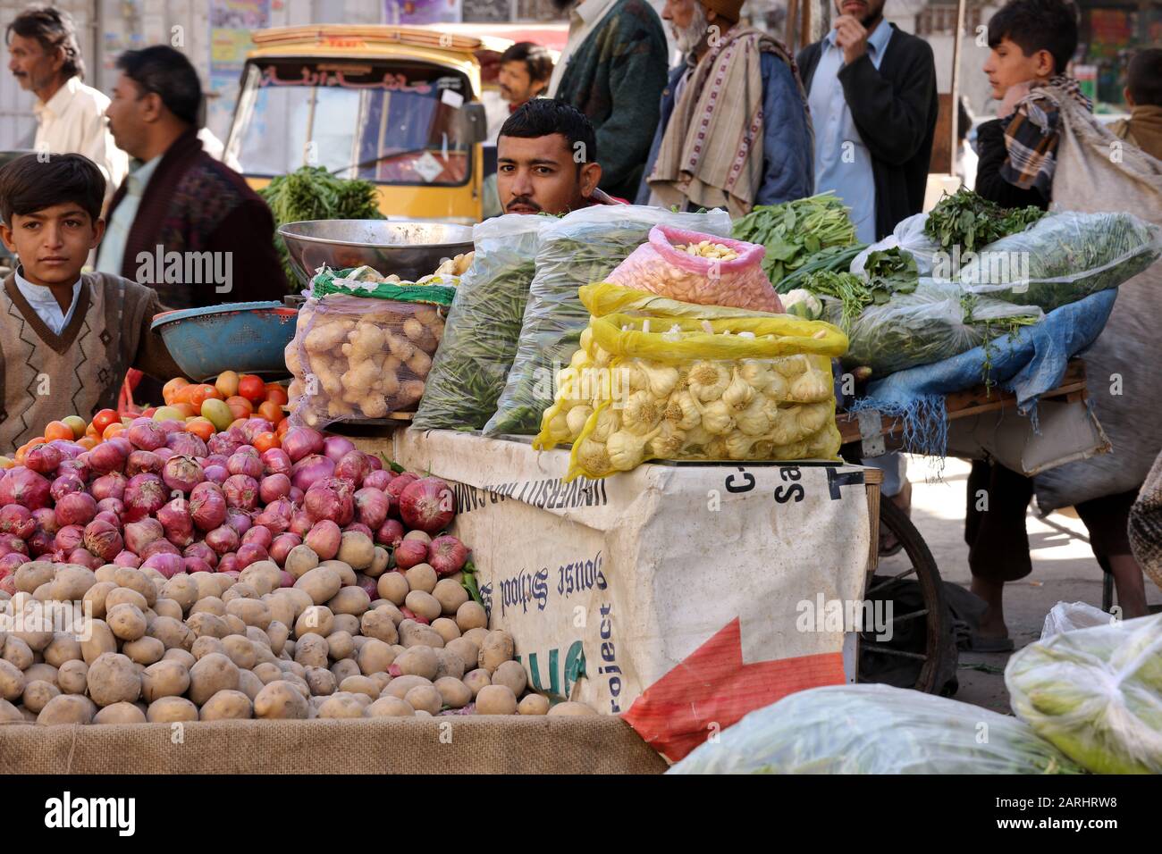 Vivace mercato locale a Karachi, Pakistan! Prodotti freschi, esposizioni colorate, strade affollate. Shopping tradizionale, cultura locale, sapori autentici. Foto Stock