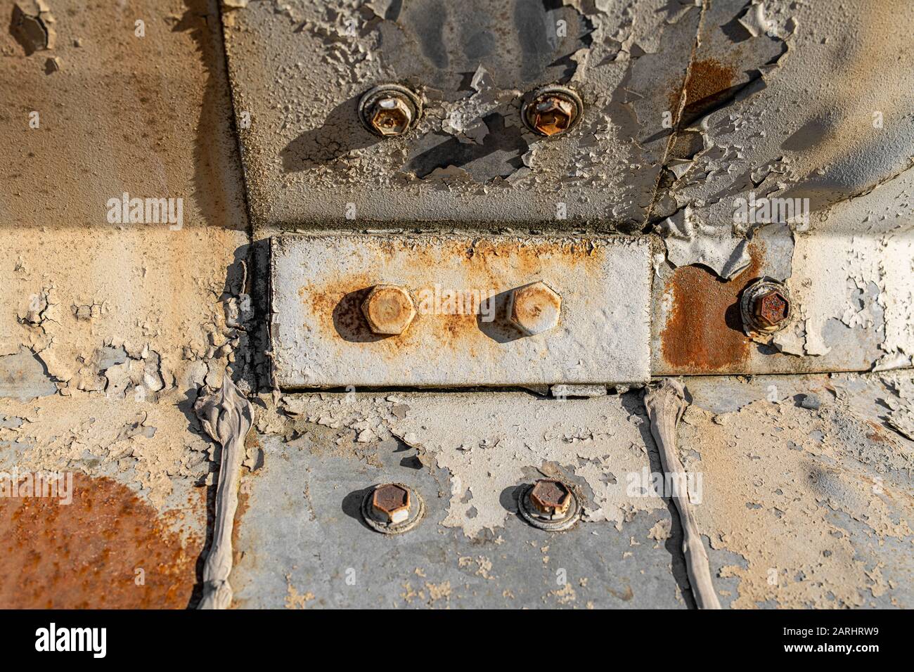 Bulloni arrugginiti e sede di un vecchio edificio industriale abbandonato Foto Stock