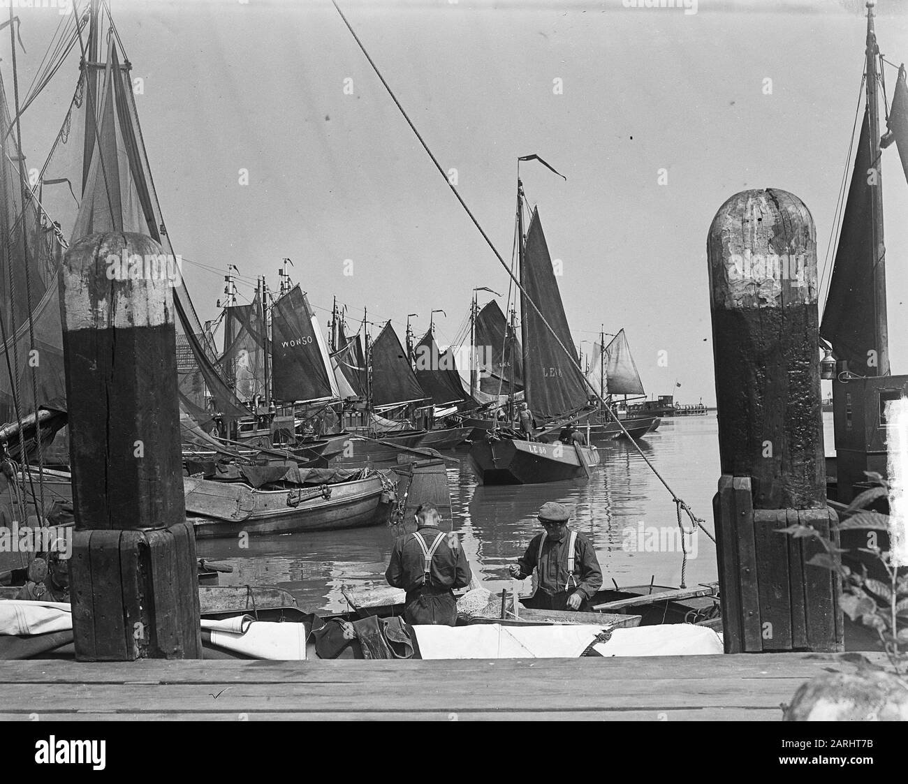 Port of Enkhuizen for eel Catch Data: 10 giugno 1949 luogo: Enkhuizen Parole Chiave: Haven Foto Stock Port of Enkhuizen for eel Catch Data: 10 giugno 1949 luogo: Enkhuizen Parole Chiave: Haven Foto Stock