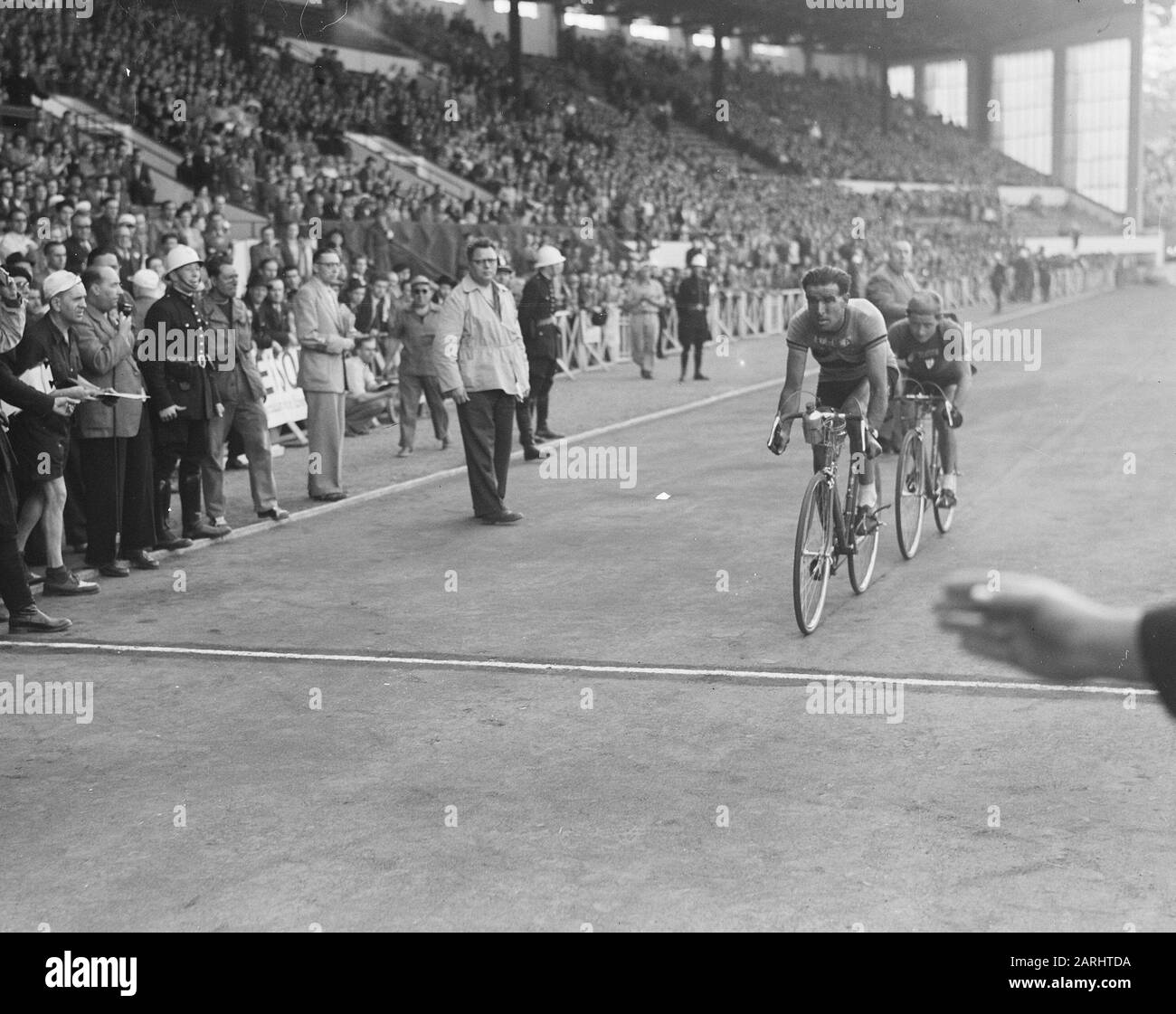 Tour de France, 2nd fase Reims Bruxelles. Finale, Roger Lambrecht (Belgio) E Jacques Marinelli (Francia); Foto Stock