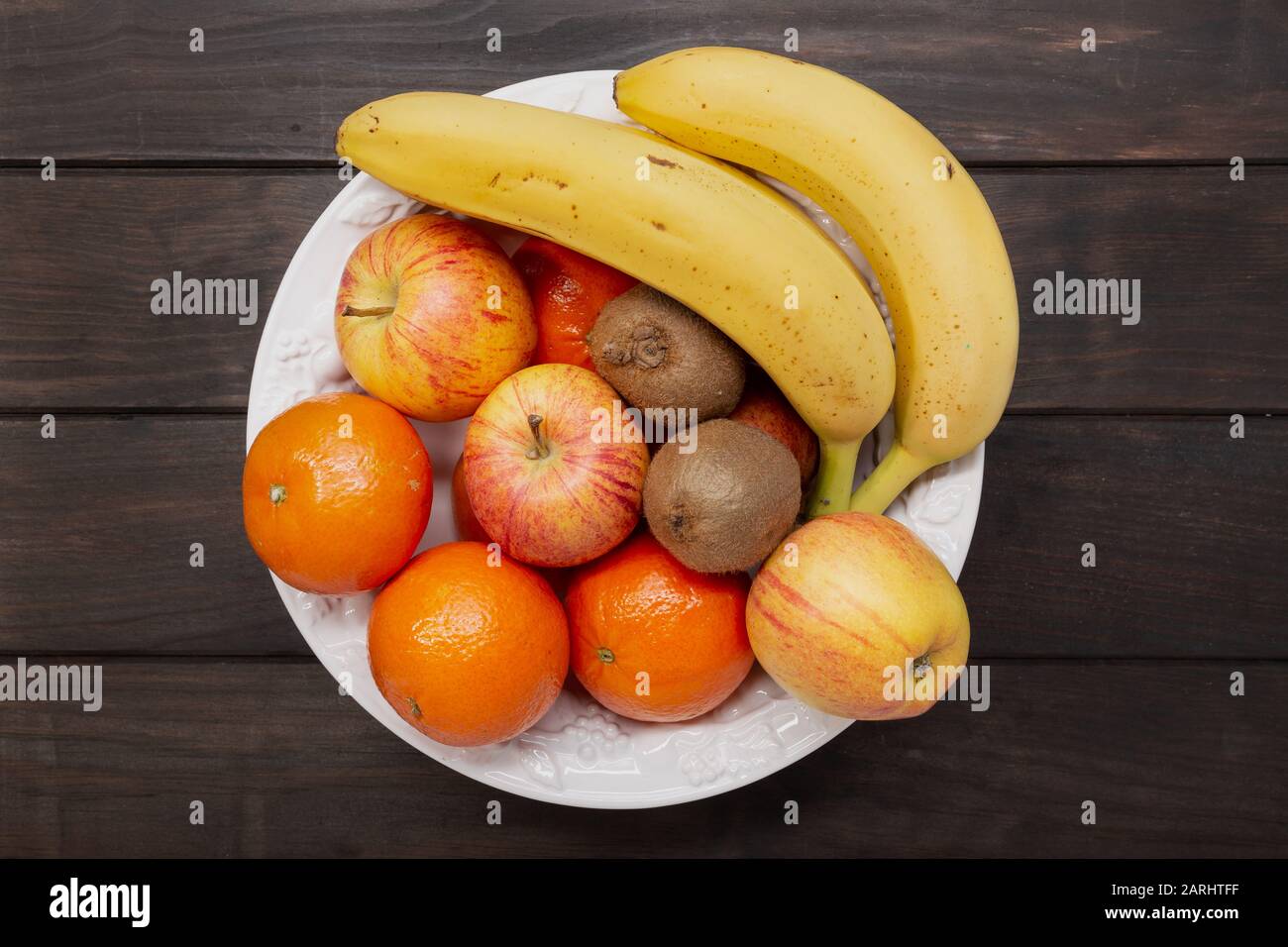 Vista dall'alto della frutta in una ciotola su un tavolo di legno. Concetto di cibo sano Foto Stock